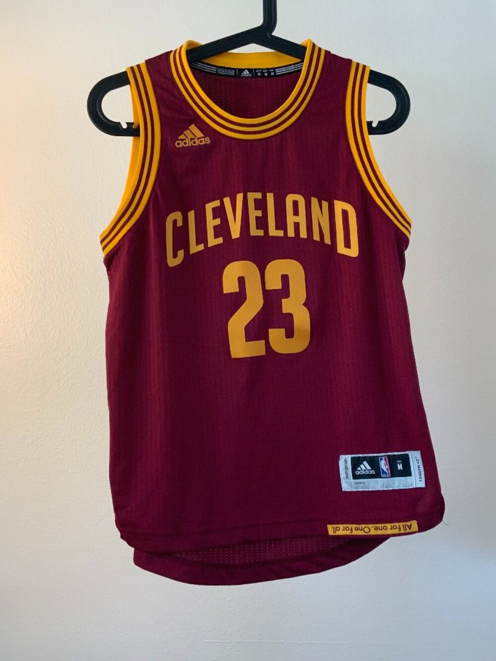 Adidas Cleveland Cavaliers LeBron James #23 Swingman Jersey – Kids Size M